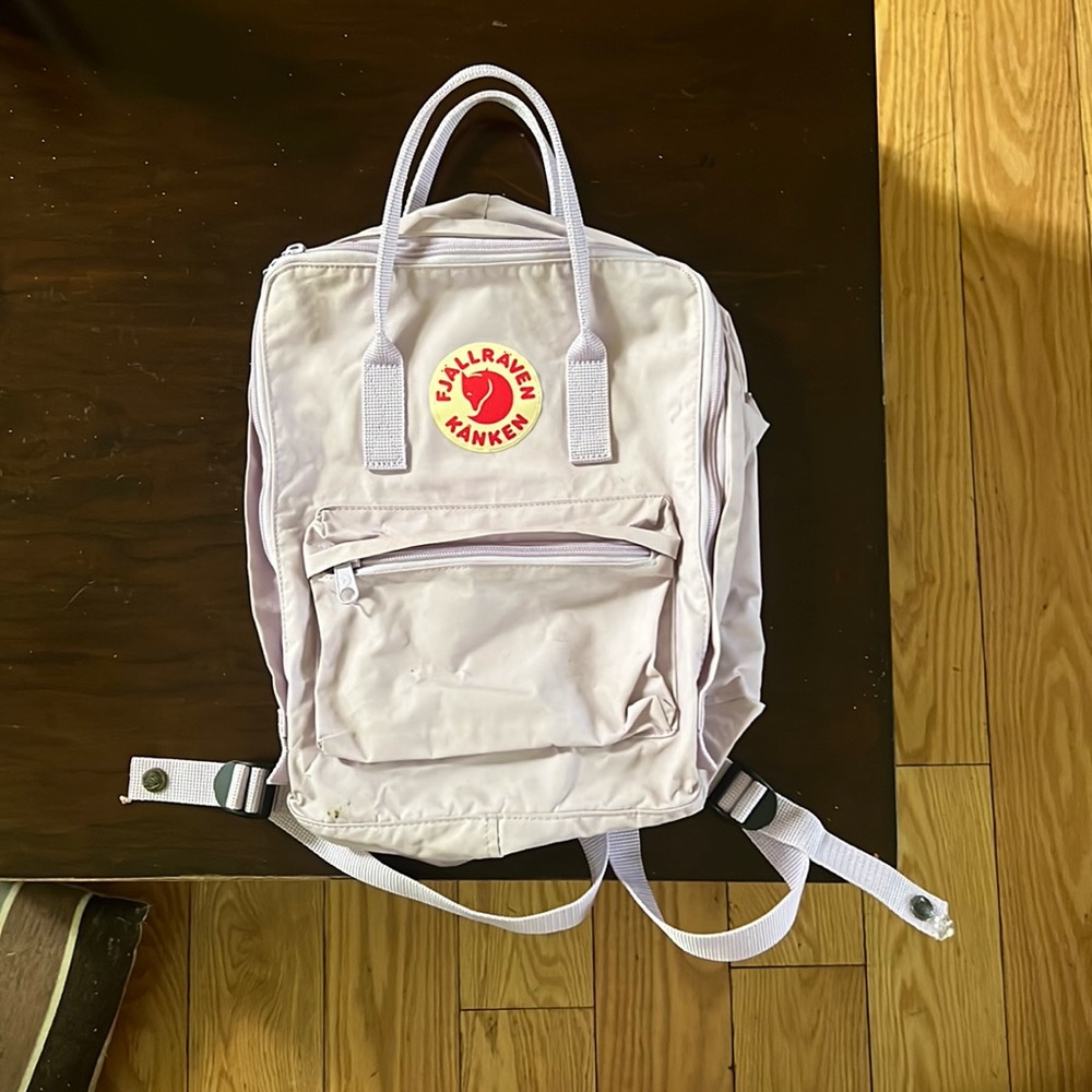 Light purple Kånken Water Resistant Backpack
FJÄLLRÄVEN